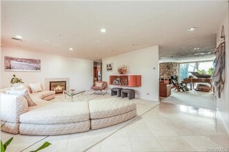 20 Whitman Rd in Great Neck, NY - Building Photo - Building Photo