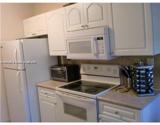 9766 NW 48th Terrace in Doral, FL - Building Photo - Building Photo