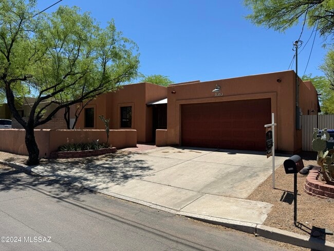 property at 1717 N Baxter Dr