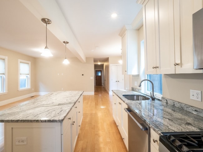 24 Hall St, Unit 1 in Somerville, MA - Building Photo - Building Photo