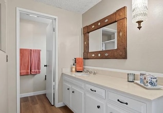 51 Calle Escalon in Camarillo, CA - Foto de edificio - Building Photo