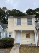 2290 Wellington Cir in Lithonia, GA - Building Photo