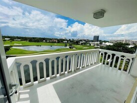 2500 NE 48th Ln, Unit 605 in Fort Lauderdale, FL - Building Photo