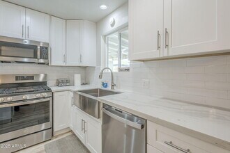 4240 E Bluefield Ave in Phoenix, AZ - Foto de edificio - Building Photo