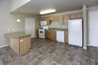 Custer Crossing & Ravenwood Apartments in Dickinson, ND - Building Photo - Interior Photo