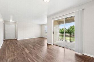 Valley Trails Apartments in Irving, TX - Foto de edificio - Building Photo