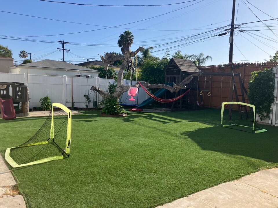 1415 Stearns Dr in Los Angeles, CA - Foto de edificio