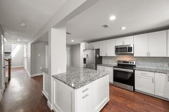 207 E Harwood Rd in Euless, TX - Building Photo - Building Photo