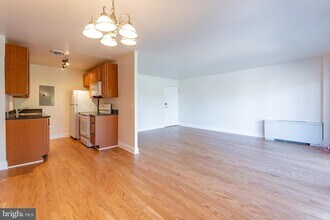 1001 Chillum Rd in Hyattsville, MD - Building Photo - Building Photo