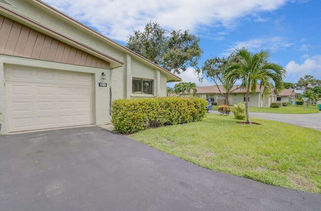 1737 Palmland Dr in Boynton Beach, FL - Building Photo - Building Photo
