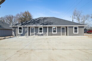 134 E Pine St, Unit 134 in Durant, OK - Building Photo