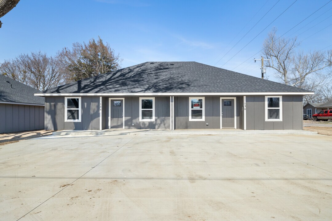 134 E Pine St, Unit 134 in Durant, OK - Building Photo