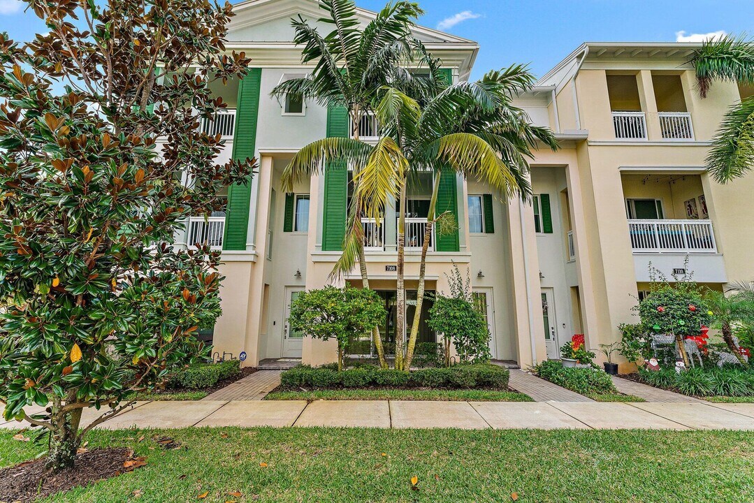 7108 Edison Pl in Palm Beach Gardens, FL - Building Photo