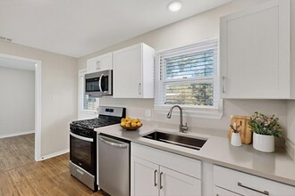 2207 Housley Dr in Dallas, TX - Foto de edificio - Building Photo