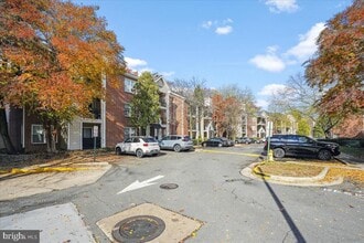 3305 Wyndham Cir in Alexandria, VA - Foto de edificio - Building Photo