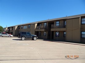 508 N Walnut St in Lacy Lakeview, TX - Building Photo