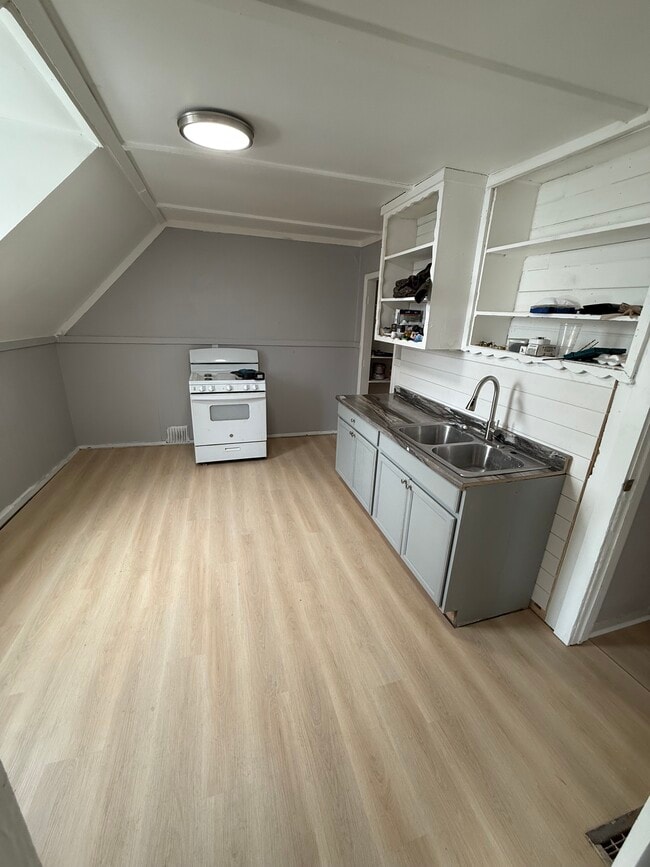 313 Kossuth St, Unit Front 2 in Rome, NY - Foto de edificio - Building Photo