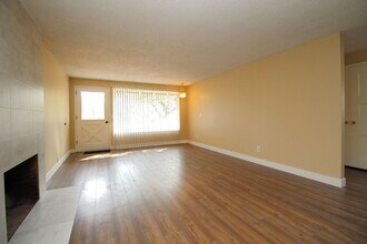 5536 SE Harlow St in Milwaukie, OR - Foto de edificio - Building Photo