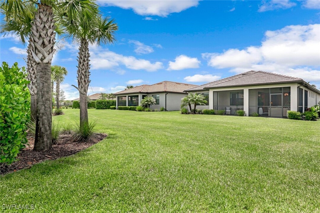 17316 Ashcomb Wy in Estero, FL - Foto de edificio