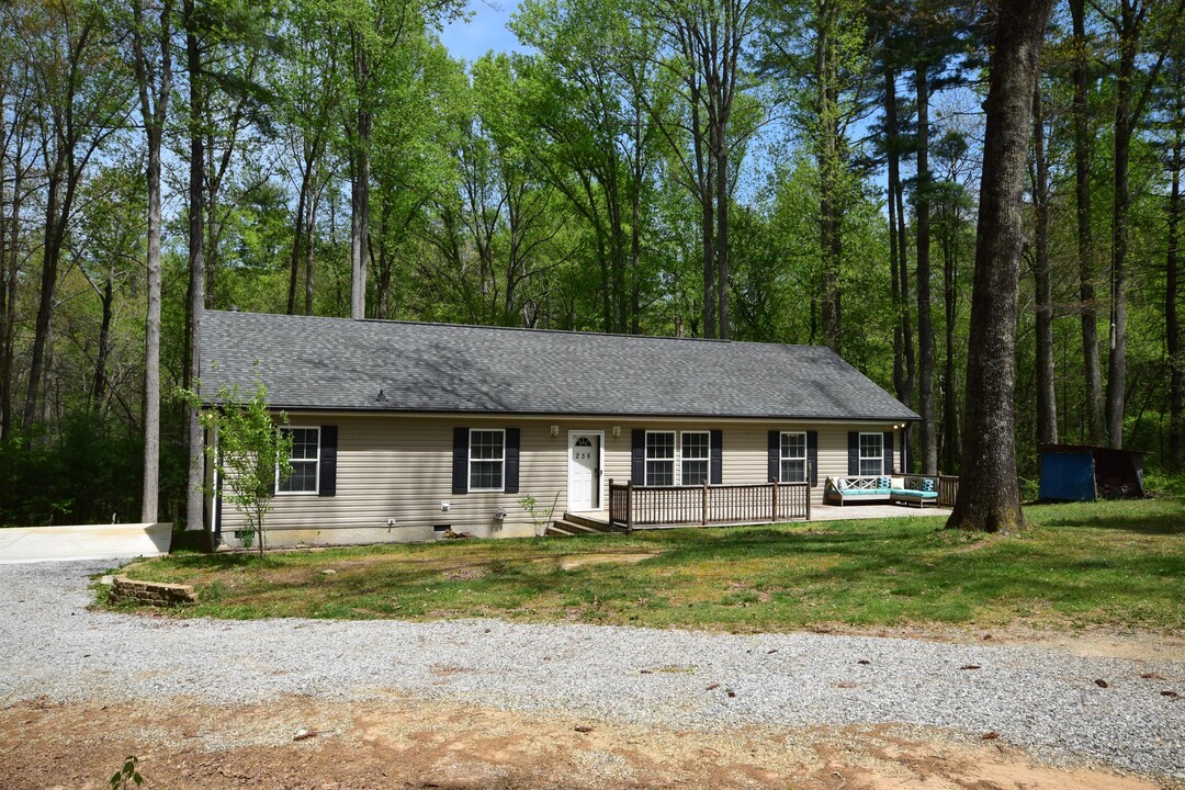 256 Abigail Ln in Hendersonville, NC - Building Photo