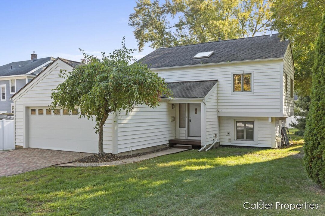 2142 Barnard St SE in Grand Rapids, MI - Building Photo