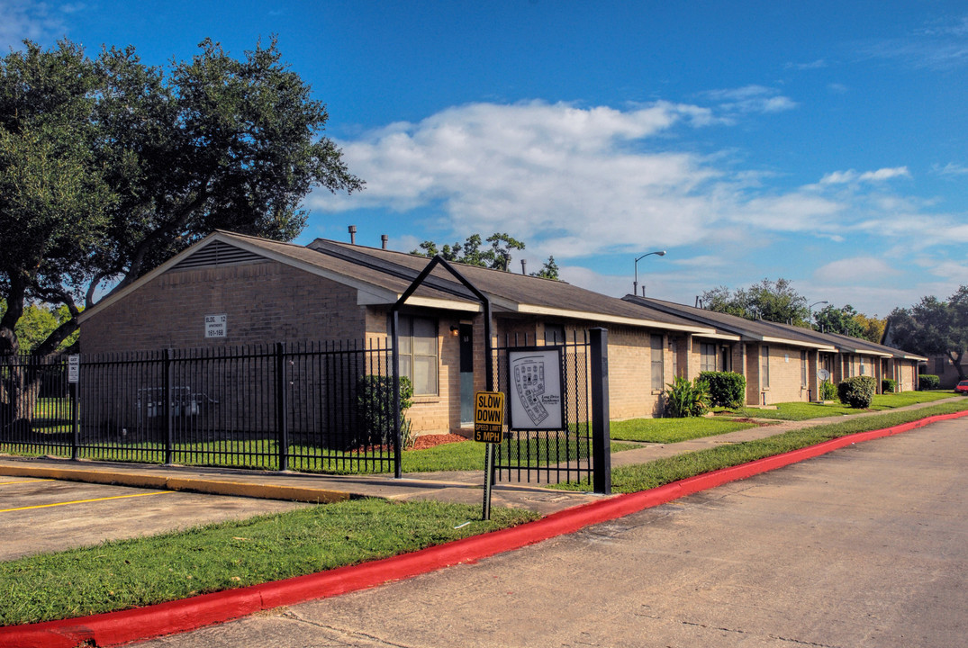 Long Drive Townhomes in Houston, TX - Building Photo