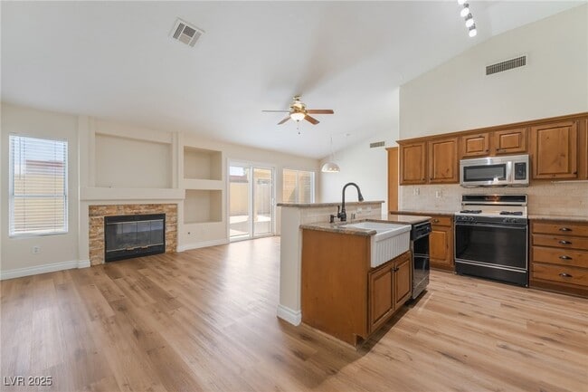 8250 Fox Tail Way in Las Vegas, NV - Building Photo - Building Photo