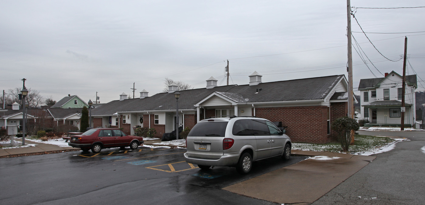 Dravosburg Apartments in Dravosburg, PA - Building Photo