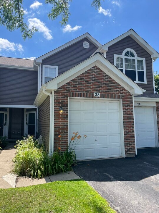 28 Waverly Ct in Algonquin, IL - Building Photo