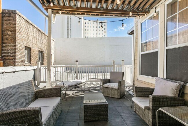1208 Carondelet St in New Orleans, LA - Building Photo - Building Photo