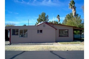 19081 E Palm Ln in Black Canyon City, AZ - Foto de edificio - Building Photo