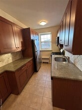 220 Pelham Rd in New Rochelle, NY - Foto de edificio - Building Photo