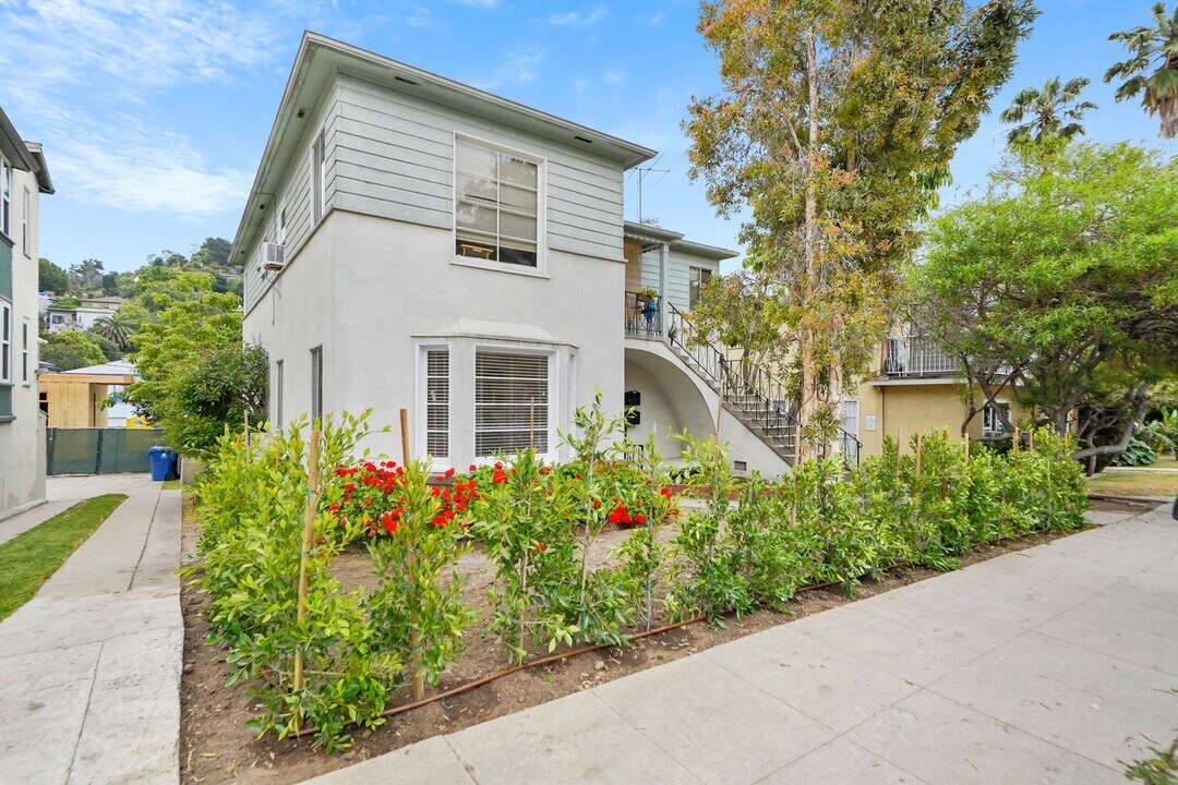 1826 W Silver Lake Dr in Los Angeles, CA - Building Photo
