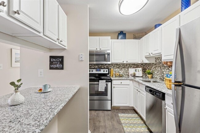 Silver Spring Station Apartment Homes in Baltimore, MD - Foto de edificio - Building Photo