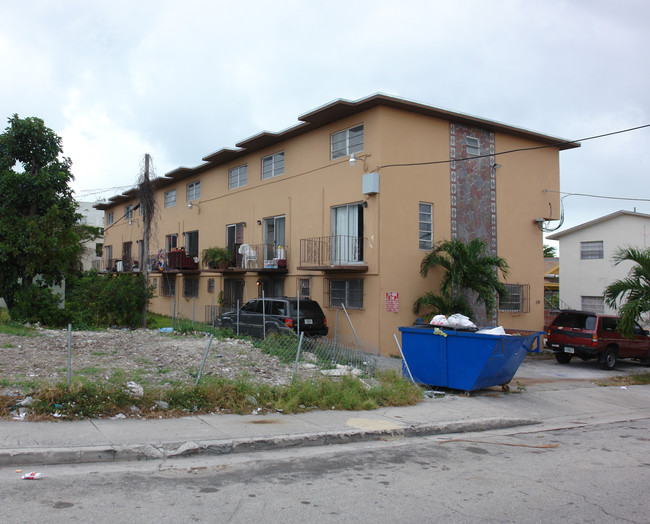 Apartamentos Segovia in Miami, FL - Foto de edificio - Building Photo