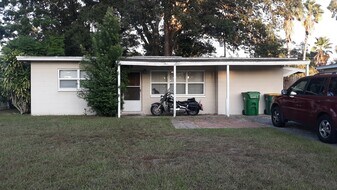 8857 93rd St N in Seminole, FL - Building Photo