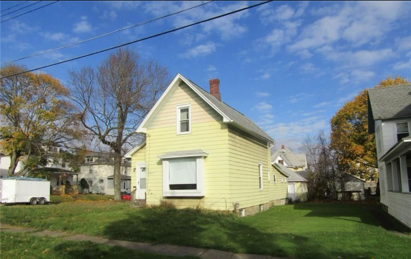 28 Lake St in Jamestown, NY - Building Photo