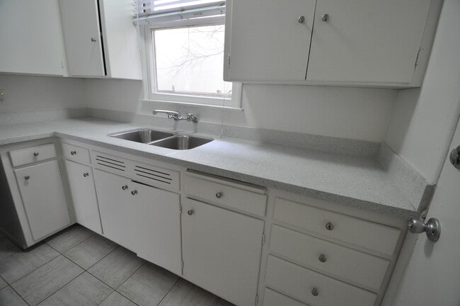 14830 Dickens St in Los Angeles, CA - Foto de edificio - Building Photo