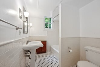 1236 N Flores St in West Hollywood, CA - Building Photo - Interior Photo