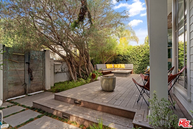 942 Superba Ave in Los Angeles, CA - Building Photo - Building Photo