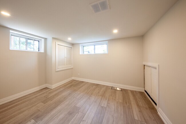 34 Robindale Ave in Toronto, ON - Building Photo - Building Photo