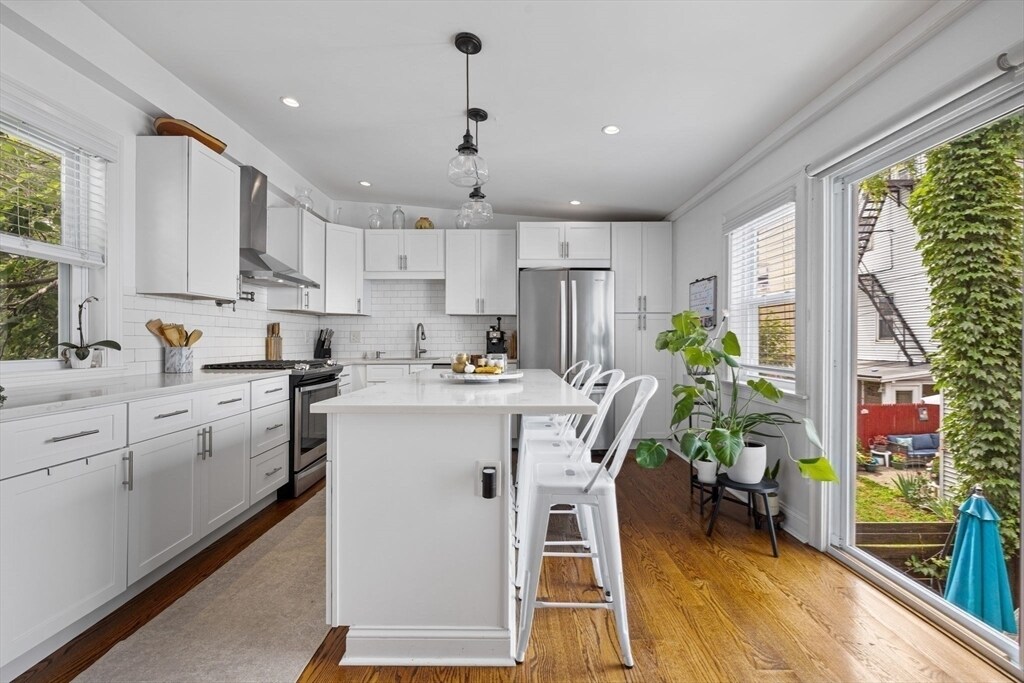 107 Putnam St in Boston, MA - Building Photo