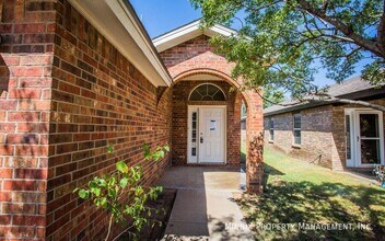 9910 Weatherford Ave in Lubbock, TX - Foto de edificio - Building Photo
