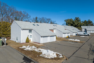 Lakeside Commons in Bristol, CT - Building Photo - Building Photo