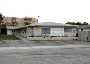 1324 NE 127th in North Miami, FL - Foto de edificio - Building Photo