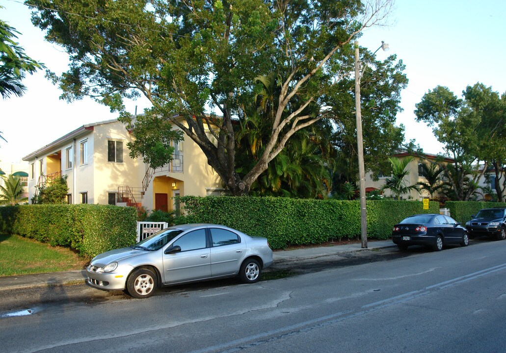 Victoria Garden Apartments in Fort Lauderdale, FL - Building Photo