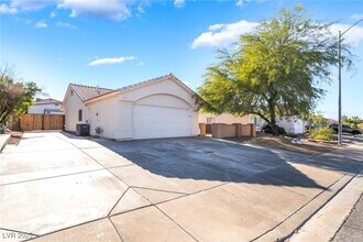 325 Waterwheel Falls Dr in Henderson, NV - Building Photo - Building Photo