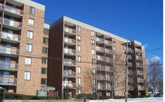 Elmwood Towers in Holyoke, MA - Building Photo