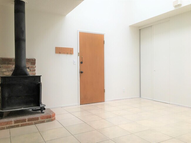 1553 Riverside Dr-Unit -7 in Redding, CA - Foto de edificio - Building Photo