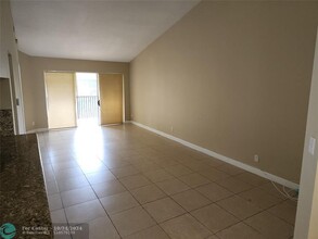 1104 Coral Club Dr in Coral Springs, FL - Building Photo - Building Photo